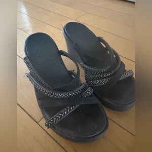 Wedge sandals with beaded detail